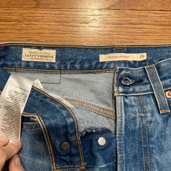 Levi’s Wedgie Straight - Picture 3 of 5